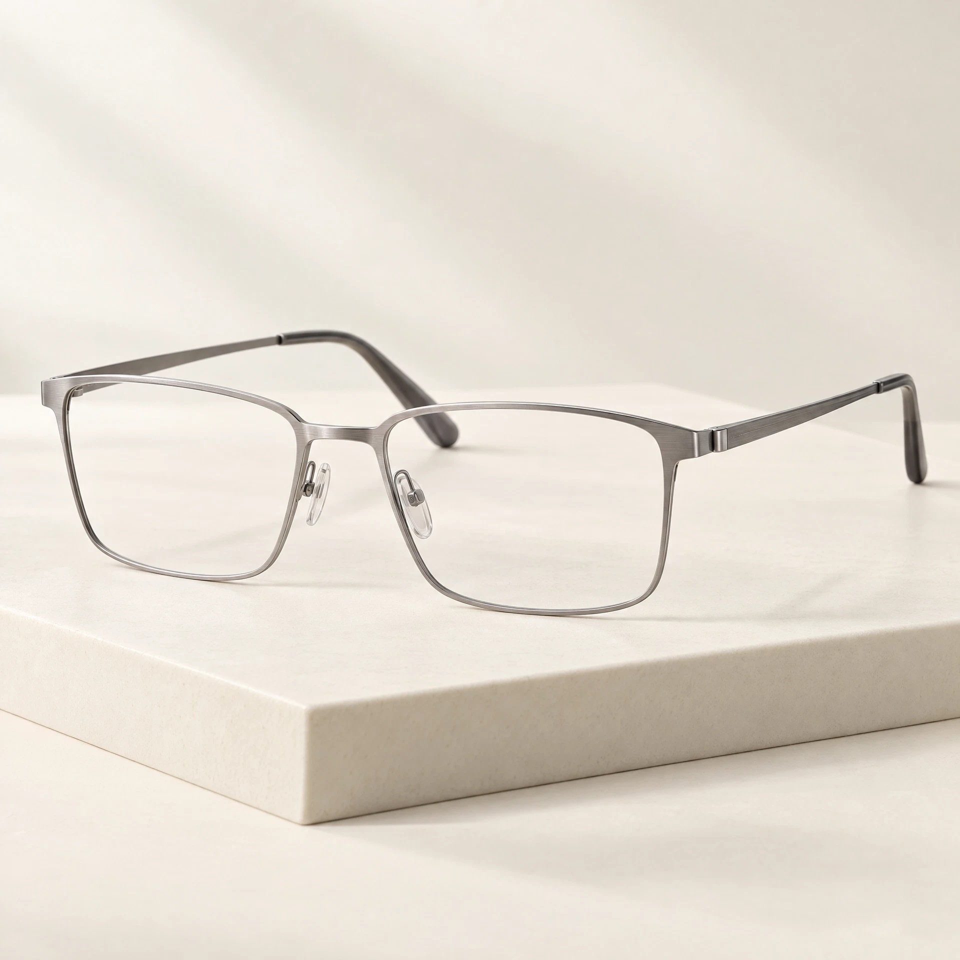 Frame Raka, kacamata titanium silver berbentuk persegi panjang